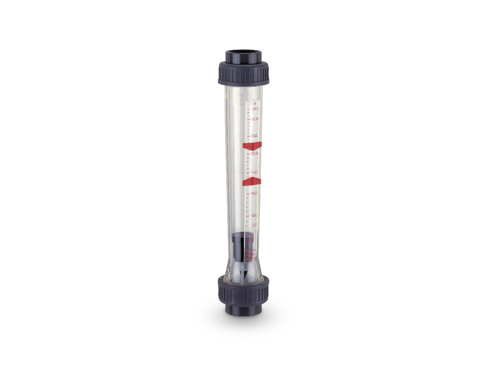 Transparenter Durchflussmesser mit Skala und rotem Schwimmer zur präzisen Messung des Volumenstroms in industriellen Rohrleitungssystemen. Ideal für den Einsatz mit Flüssigkeiten und Chemikalien.